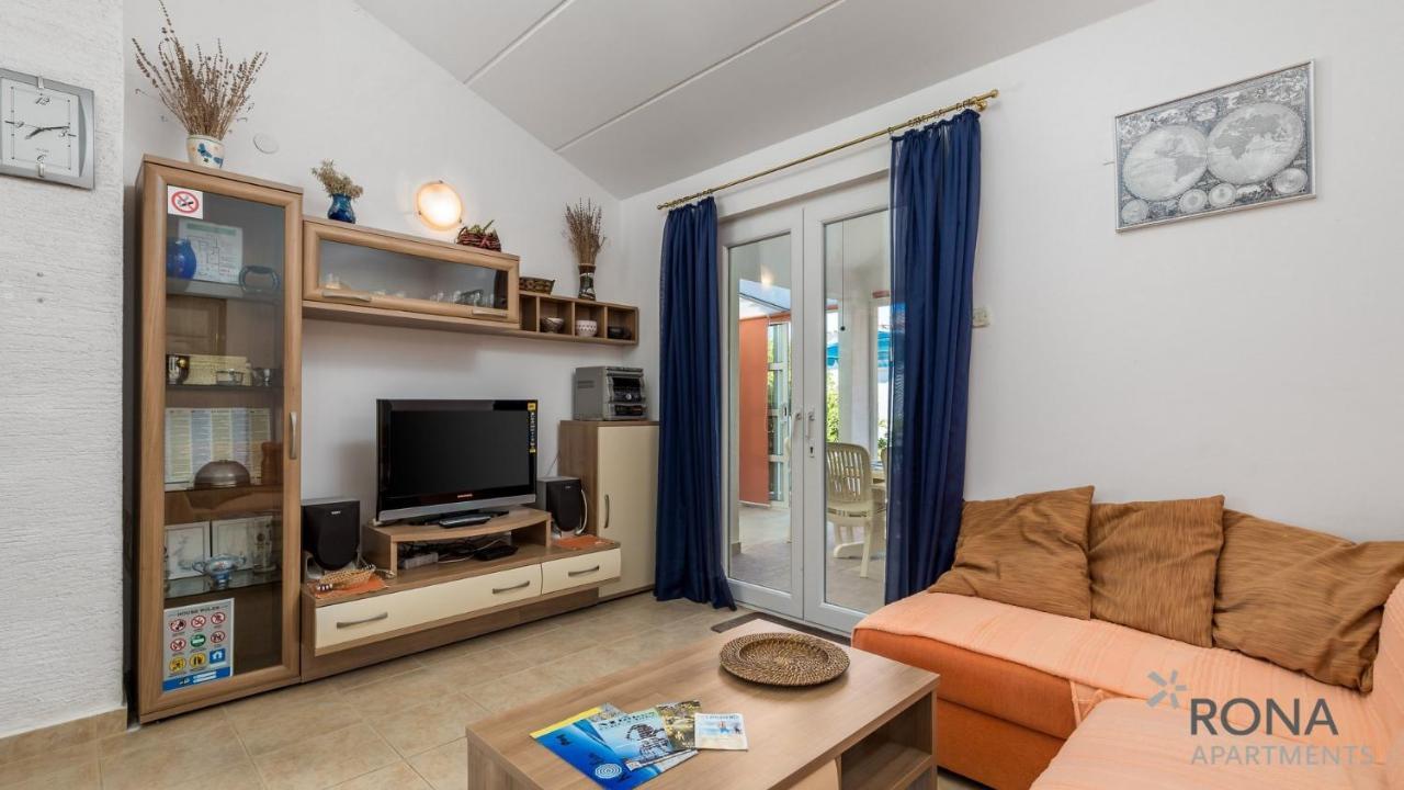 Rona Apartment Aurora Novalja Eksteriør bilde