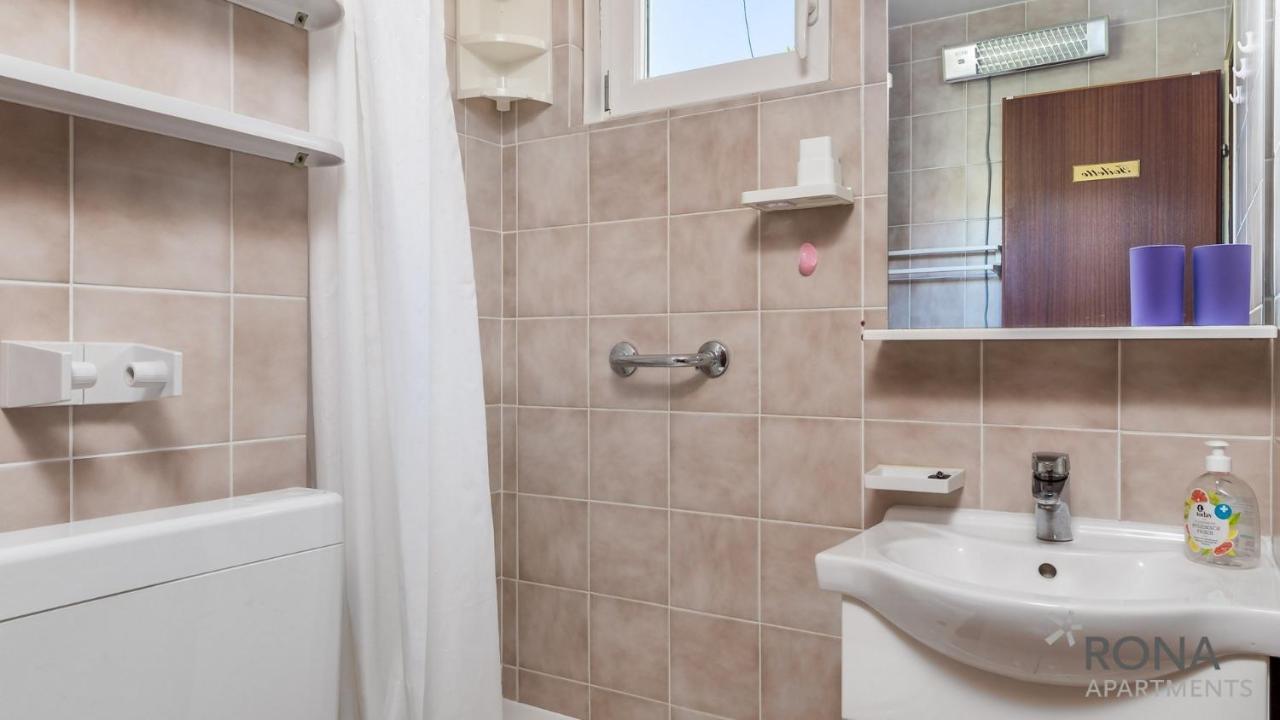 Rona Apartment Aurora Novalja Eksteriør bilde
